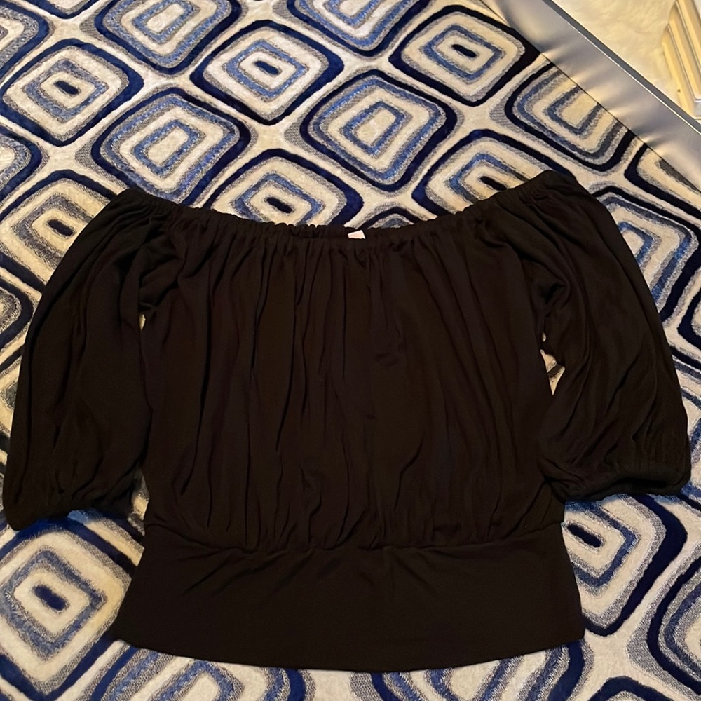 Black medium sleeve top